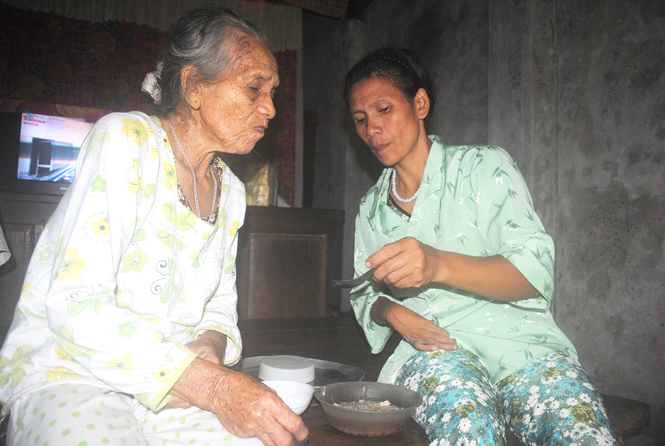 Chị Hương chăm sóc cho người mẹ thường xuyên bệnh tật.