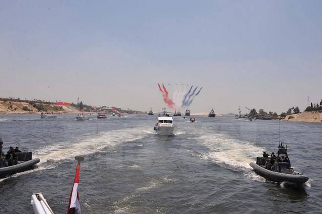 Các hoạt động chuẩn bị cho lễ khai trương dự án kênh Suez mới ngày 5/8. (Nguồn: AFP/TTXVN)