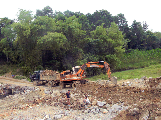 Một công trình nông thôn mới ở huyện Minh Hoá được khởi công xây dựng.