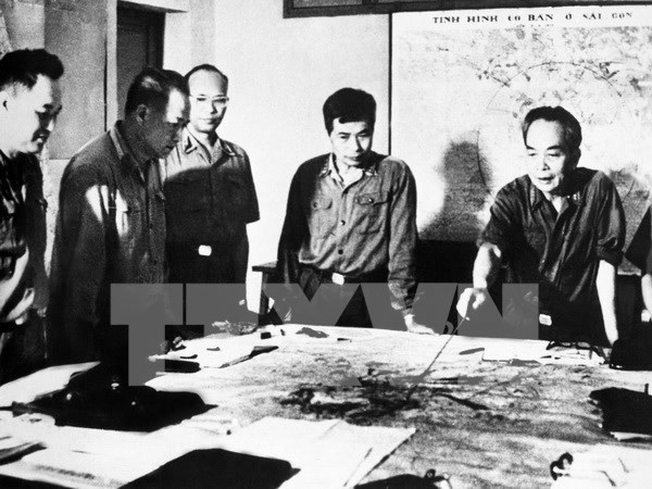 Đại tướng Võ Nguyên Giáp và các lãnh đạo Quân ủy Trung ương theo dõi diễn biến Chiến dịch Hồ Chí Minh năm 1975. (Nguồn: TTXVN)