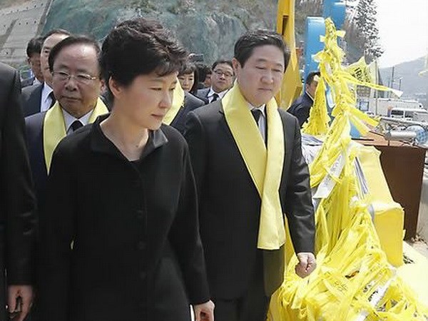 Tổng thống Hàn Quốc Park Geun-hye và các quan chức tham gia lễ tưởng niệm các nạn nhân trên đảo Jindo ngày 16/4. (Nguồn: Yonhap)