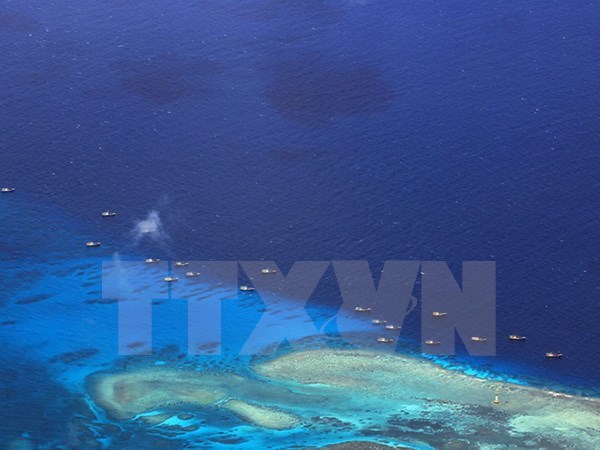 Tàu đánh cá Trung Quốc neo đậu tại bãi đá ngầm Chữ Thập ở Biển Đông ngày 17-7-2012. (Nguồn: AFP/TTXVN)