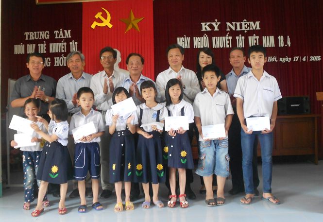 Đồng chí Nguyễn Tiến Hoàng, TUV, Phó Chủ tịch UBND tinh tặng quà cho các em học sinh tại Trung tâm nuôi dạy trẻ khuyết tật Đồng Hới