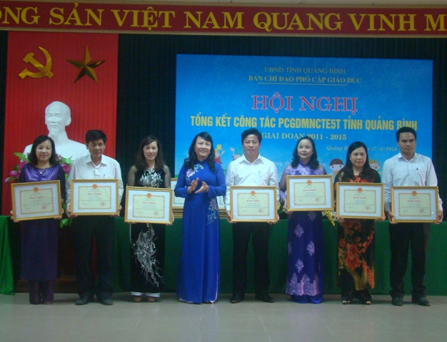 Đồng chí Nguyễn Thị Nghĩa, Thứ Trưởng Bộ GD-ĐT, trao tặng bằng khen của Bộ GD-ĐT cho các cá nhân có thành tích trong công tác phổ cập GDMNCTE5T.