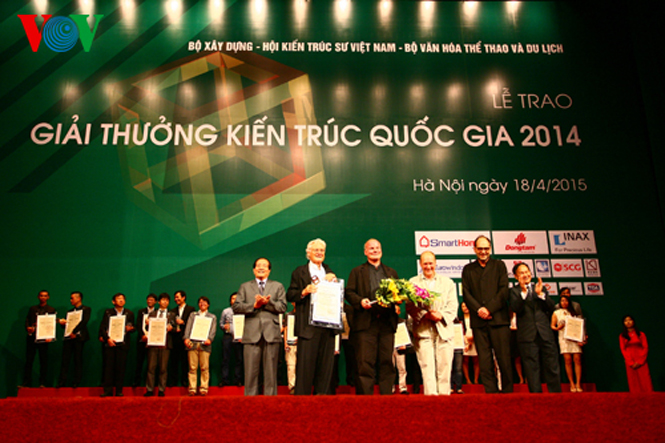 Chủ tịch Liên hiệp hội Văn học nghệ thuật Việt Nam Hữu Thỉnh và Chủ tịch Hội KTSVN Nguyễn Tấn Vạn trao Giải thưởng lớn cho nhóm KTS người Đức. Ảnh: Hà Thành