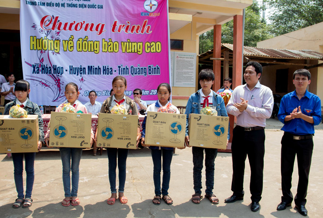 Đại diện Trung tâm điều độ hệ thống điện quốc gia trao quà cho các em học sinh ở xã Hóa Hợp.