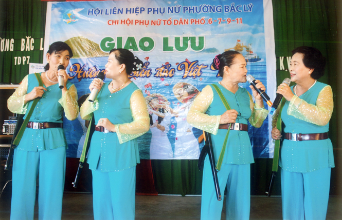 Một tiết mục biểu diễn của đội văn nghệ cựu chiến binh Tổ dân phố 9, phường Bắc Lý.