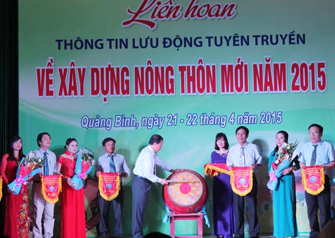  Đồng chí Trần Văn Tuân, UVTV Tỉnh ủy, Phó Chủ tịch UBND tỉnh, Trưởng ban tổ chức đánh trống khai mạc liên hoan