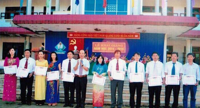  Đồng chí Lê Nam Giang, Thường vụ huyện uỷ, Phó Chủ tịch UBND huyện, trao các danh hiệu thi đua cho các giáo viên của nhà trường.