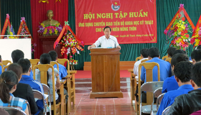 Giáo sư Nguyễn Lân Hùng trao đổi kiến thức chăm sóc cây trồng với các đoàn viên thanh niên.