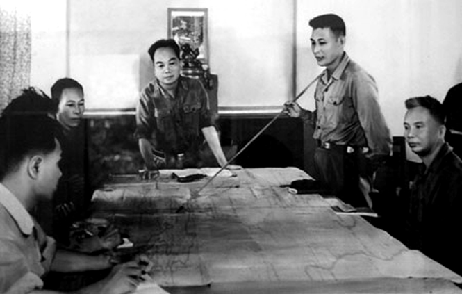 Đại tướng VÕ NGUYÊN GIÁP (giữa) và Trung tướng ĐỒNG SỸ NGUYÊN (bên phải) trong chiến dịch Đường 9-Nam Lào 1971. Ảnh: TƯ LIỆU