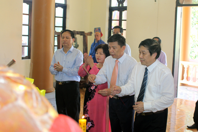 Đồng chí Nguyễn Hữu Hoài, Chủ tịch UBND tỉnh và các đồng chí lãnh đạo tỉnh cùng kính cẩn dâng hương