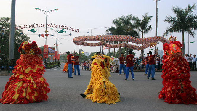 Đội lân sư rồng thành phố Đồng Hới biễu diển tại lễ hội