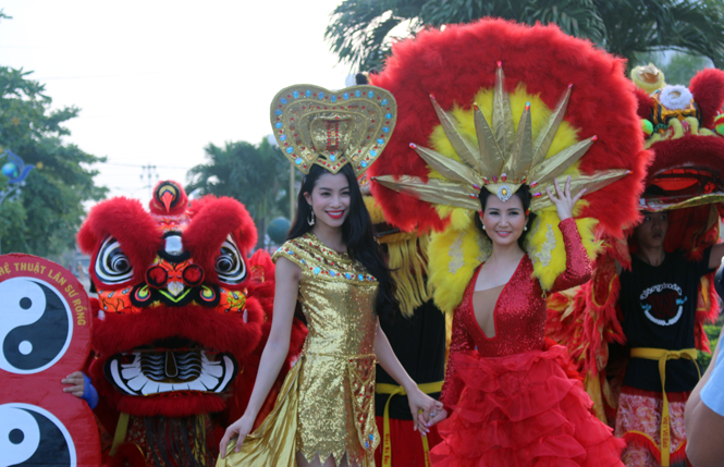 Các người mẫu, hoa hậu trong nước tham gia Lễ hội diễu hành đường phố