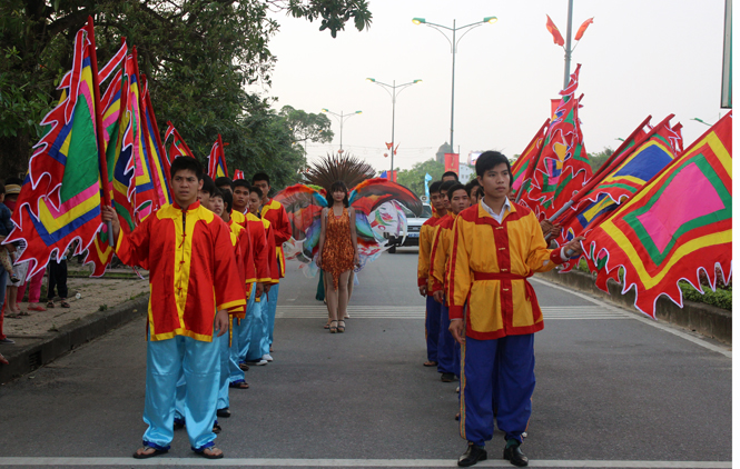 Đoàn diễu hành xuất phát từ tuyến phố Nguyễn Du