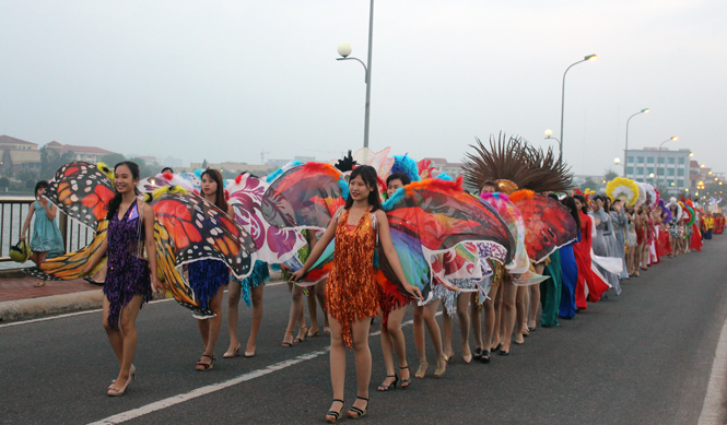 Lung linh những trang phục đa sắc màu trong lễ hội