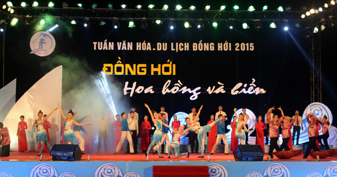 Một tiết mục hát múa tại chương trình nghệ thuật do các diễn viên đến từ Đoàn nghệ thuật truyền thống và sinh viên Trường Đại học Quảng Bình biểu diễn.