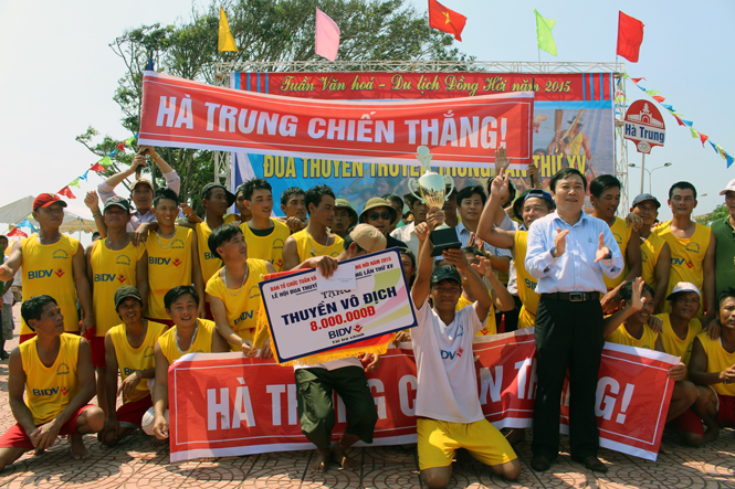 Ông Trần Đình Dinh, CHủ tịch UBND thành phố trao cờ và cúp cho đội đua Hà Trung (Bảo Ninh).