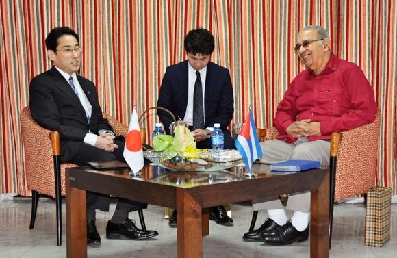 Ngoại trưởng Nhật Bản trái gặp gỡ Chủ tịch Hội Hữu nghị Nghị viện Cuba-Nhật Bản Carlos Manuel Gutierrez Calzado. (Nguồn: Kyodo)