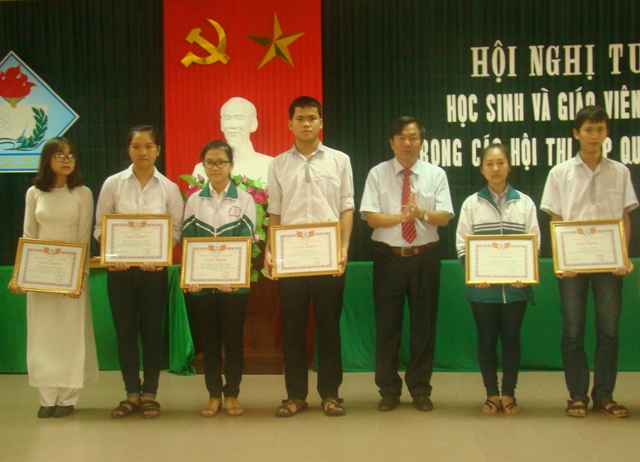 Lãnh đạo Sở Giáo dục và Đào tạo trao giấy khen cho các học sinh đoạt giải cuộc thi giải toán trên máy tính cầm tay cấp quốc gia năm học 2014-2015.