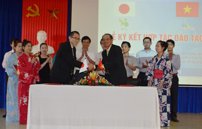 Đại diện Trung tâm HNDN & GTVL thanh niên Quảng Bình và Học viện ngôn ngữ Shin-Ai ký kết chương trình đào tạo tiếng Nhật