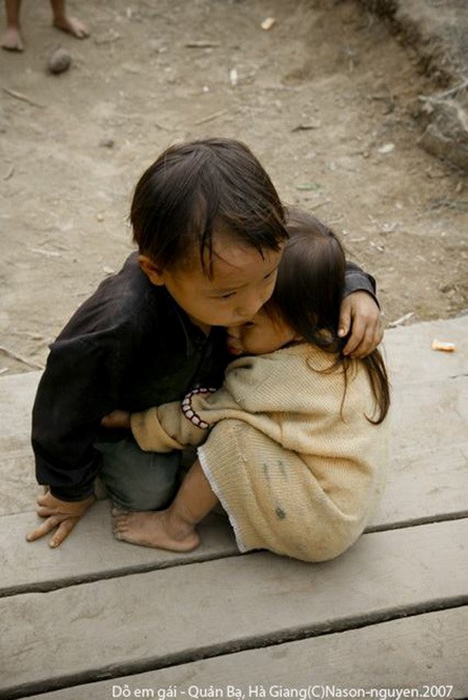 Ảnh chụp 2 anh em người H'mông ở tỉnh Hà Giang của phóng viên ảnh Na Sơn bị nhầm thành ảnh nạn nhân vụ động đất tại Nepal - Ảnh: Facebook Na Sơn