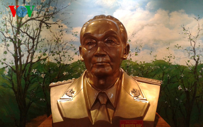 Tượng Đại tướng Võ Nguyên Giáp tại Bảo tàng chiến thắng lịch sử Điện Biên Phủ.