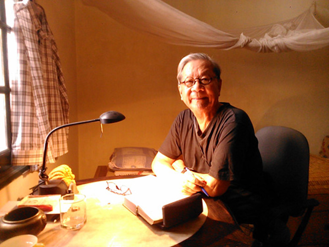  Nhạc sỹ Hoàng Vân bên bàn làm việc của mình.