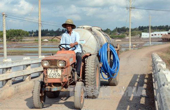 Xe chở nước ngọt ra vùng ven biển tại xã Bảo Thuận, huyện Ba Tri, thành phố Bến Tre phục vụ người dân ngày nắng nóng. Ảnh: Hưng Thịnh - TTXVN