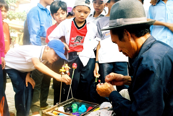 Cụ bán tò he ghi được gần 10 năm trước ở chợ Quy Đạt trong lễ hội rằm tháng Ba. Những đứa trẻ trong ảnh hẳn nhiên nay đã lớn.