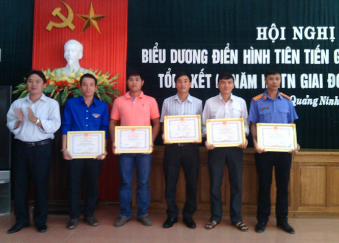UBND huyện Quảng Ninh trao thưởng cho các tập thể, cá nhân điển hình tiên tiến trong hoạt động Hội Chữ thập đỏ.