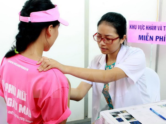 Các bác sỹ tư vấn, khám ung thư vú cho gần 1.000 phụ nữ tại Ngày hội truyền thông 