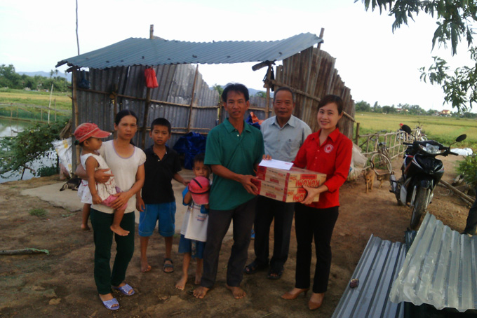 Hội chữ thập đỏ xã An Ninh trao quà và tiền hỗ trợ khẩn cấp cho gia đình anh Nguyễn Văn Thọ