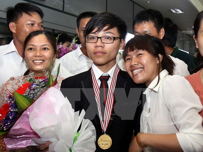Em Cao Ngọc Thái, học sinh lớp 12, trường THPT chuyên Phan Bội Châu, tỉnh Nghệ An, đoạt huy chương vàng Olympic Vật lý Châu Á được tổ chức tại Singapore năm 2014. (Ảnh: Quốc Khánh/TTXVN)