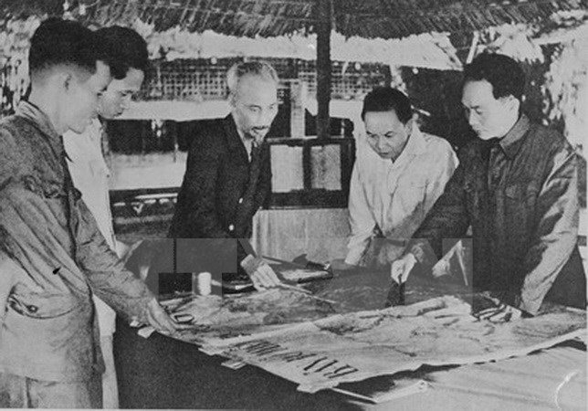 Chủ tịch Hồ Chí Minh trong chiến dịch Điện Biên Phủ tháng 12/1953. (Ảnh Tư liệu TTXVN)