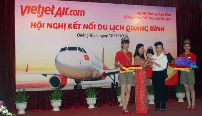 Chú thích ảnh: Đại diện lãnh đạo hãng hàng không Vietjet tặng hoa cho các đại biểu dự hội nghị.