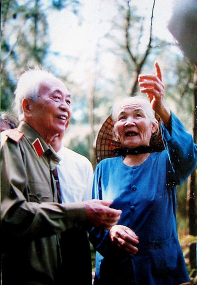 Đại tướng Võ Nguyên Giáp và mẹ Nghèng                Ảnh: Cao Trường Sơn