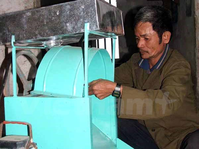 Ông Sành - một nông dân ở Hải Dương có sáng kiến làm chiếc máy thái hành, tiết kiệm sức lao động. (Ảnh: T.H/Vietnam+)