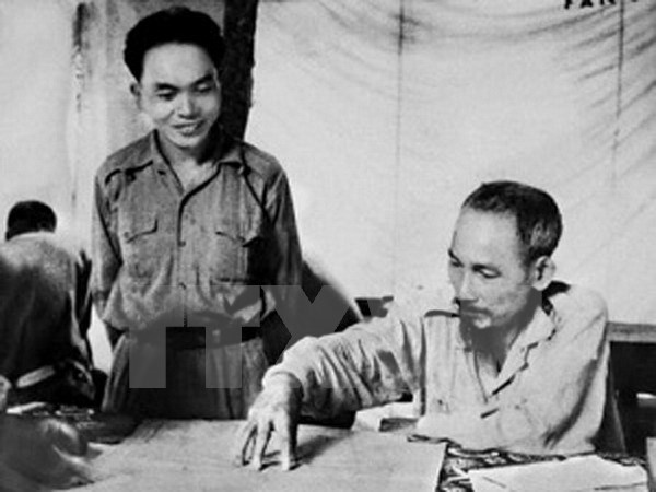 Chủ tịch Hồ Chí Minh và Đại tướng, Tổng tư lệnh Võ Nguyên Giáp bàn kế hoạch quân sự tại Sở chỉ huy Chiến dịch biên giới (năm 1950). (Ảnh: Tư liệu TTXVN).