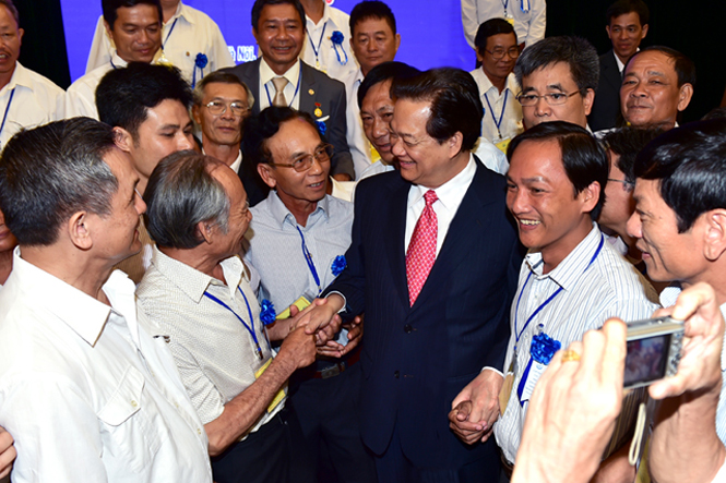 Thủ tướng Nguyễn Tấn Dũng trò chuyện với các nhà sáng chế không chuyên nghiệp tiêu biểu năm 2015. Ảnh: VGP/Nhật Bắc