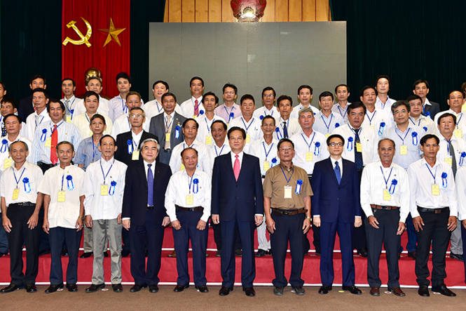 Thủ tướng Nguyễn Tấn Dũng và Phó Thủ tướng Vũ Đức Đam chụp ảnh lưu niệm với các nhà sáng chế không chuyên tiêu biểu năm 2015. Ảnh: VGP/Nhật Bắc