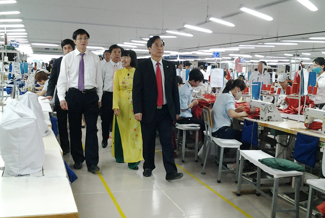 Các đồng chí lãnh đạo tỉnh và lãnh đạo Tổng công ty May 10 tham quan Trung tâm sản xuất công nghệ cao của Xí nghiệp May xuất khẩu Hà Quảng.