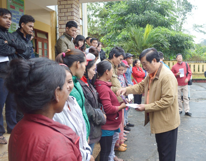 Sở KH-ĐT TP. Hồ Chí Minh phối hợp với Sở KH-ĐT Quảng Bình thăm tặng quà cho đồng bào xã Lâm Thủy (Lệ Thủy).