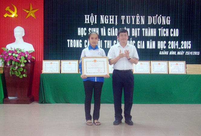 Đồng chí Trần Tiến Dũng, Tỉnh ủy viên, Phó Chủ tịch UBND tỉnh trao tặng bằng khen cho em Lê Thị Phương Ly