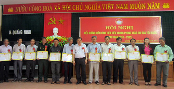 Khen thưởng các tập thể, cá nhân có thành tích xuất sắc trong phong trào thi đua yêu nước do Ủy ban MTTQVN huyện Quảng Ninh phát động giai đoạn 2010-2015.
