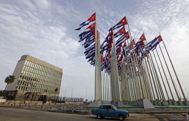 Quốc kỳ Cuba treo phía trước toà nhà Văn phòng Đại diện quyền lợi của Mỹ ở La Habana. (Nguồn: Reuters)