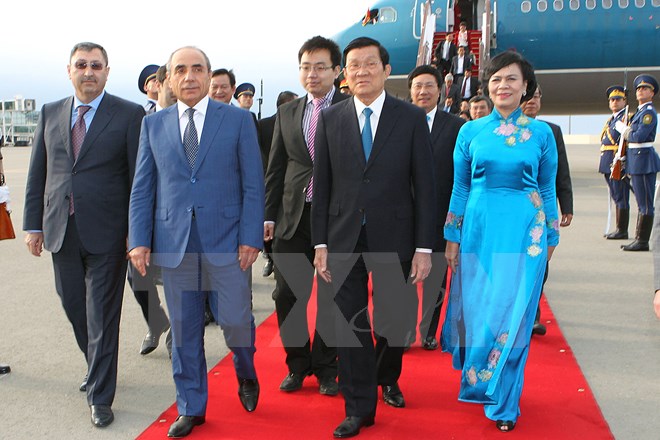 Phó Thủ tướng Azerbaijan Eyyubov Yaqub và đại diện Bộ Ngoại giao Azerbaijan đón Chủ tịch nước Trương Tấn Sang và Phu nhân tại sân bay Quốc tế Heydar Aliyev. (Ảnh: Nguyễn Khang/TTXVN)