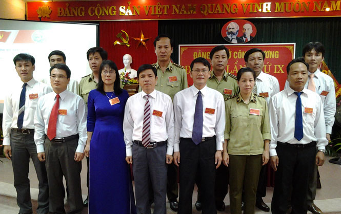 Ban Chấp hành Đảng bộ Sở Công thương khoá IX, nhiệm kỳ 2015-2020 ra mắt đại hội.