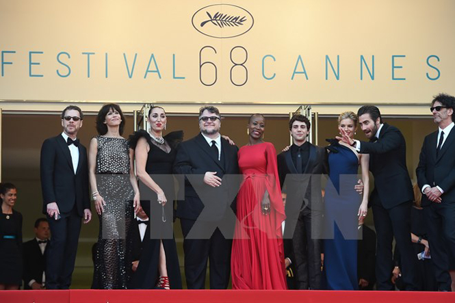 Chủ tịch Ban giám khảo Liên hoan Phim Cannes lần thứ 68 anh em nhà làm phim Mỹ Joel Coen (phải) và Ethan Coen (trái) chụp ảnh với các thành viên ban giám khảo tại lễ khai mạc. (Nguồn: AFP/TTXVN)