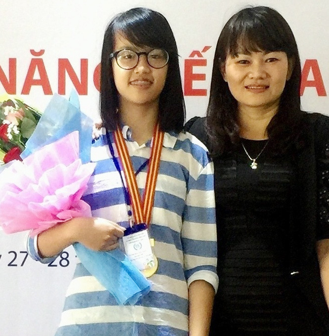 Trang Nguyễn Tịnh Vũ và cô giáo tại hội thi Olympic “Tài năng tiếng Anh cấp toàn quốc- lần II”